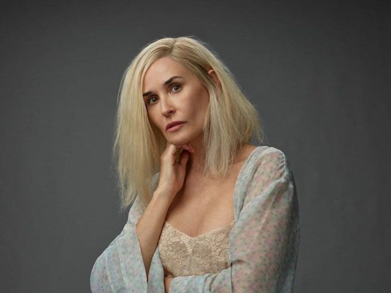 Мур грає в серіалі роль білявки Лінди