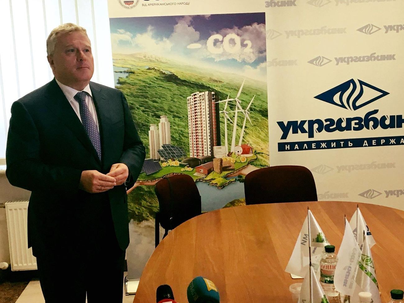 Кравець володіє часткою в розмірі 0,000130% у статутному капіталі банку