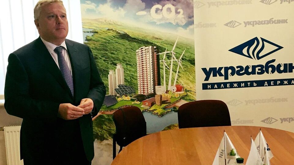 Кравець володіє часткою в розмірі 0,000130% у статутному капіталі банку