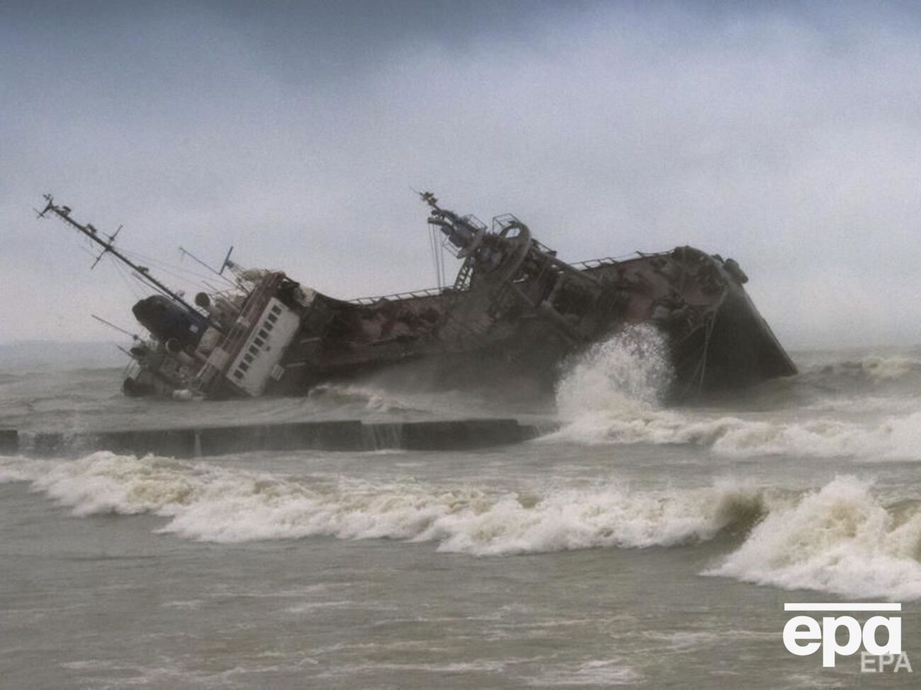 Танкер Delfi&nbsp;затонул возле пляжа в Одессе во время шторма&nbsp;в ноябре 2019 года