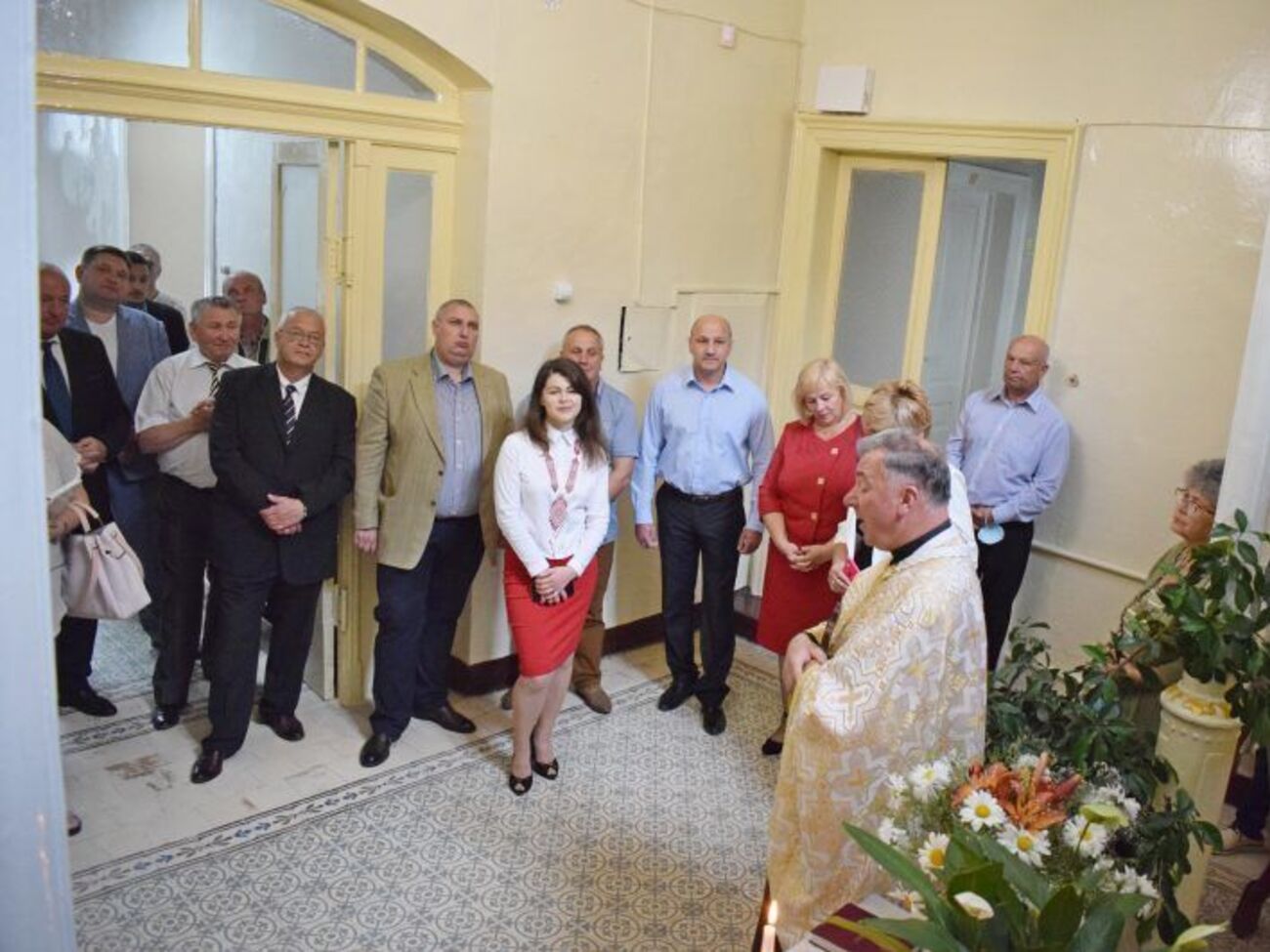 Самборские чиновники нарушили карантинные требования во время освящения нового здания отдела образования