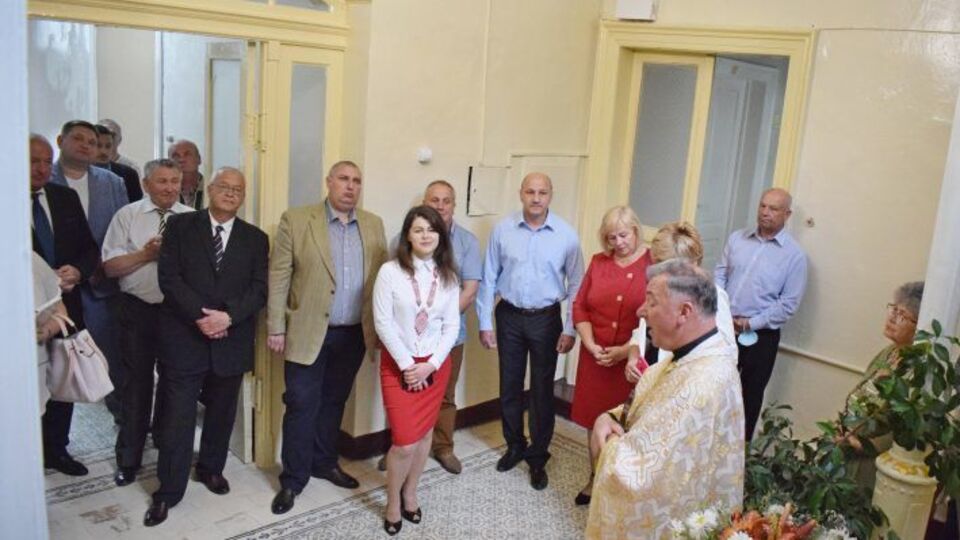 Самбірські чиновники порушили карантинні вимоги під час освячення нового приміщення відділу освіти