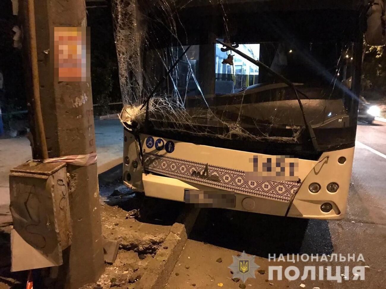 П'ятьох пасажирів автобуса після надання меддопомоги відпустили додому, дівчина 2003 року народження перебуває в лікарні