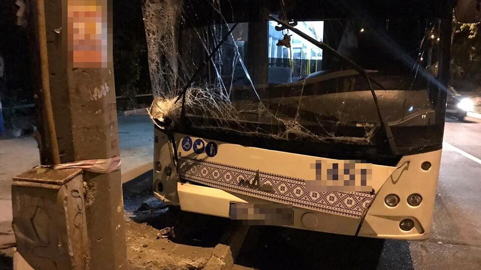 Пятерых пассажиров автобуса после оказания медпомощи отпустили домой, девушка 2003 года рождения находится в больнице