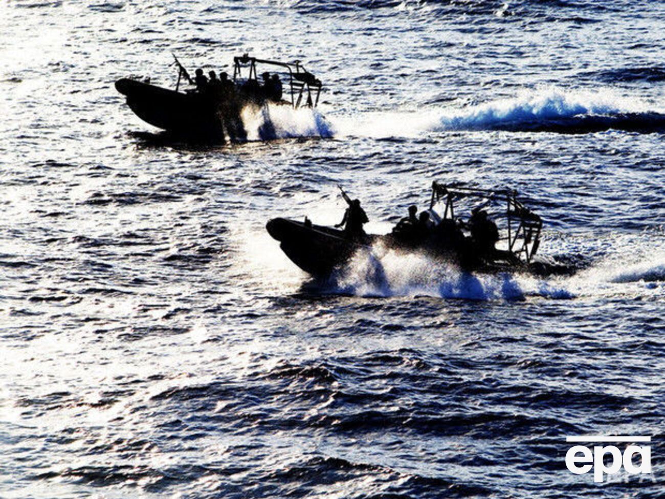 Пірати наздогнали судно на швидкісному катері