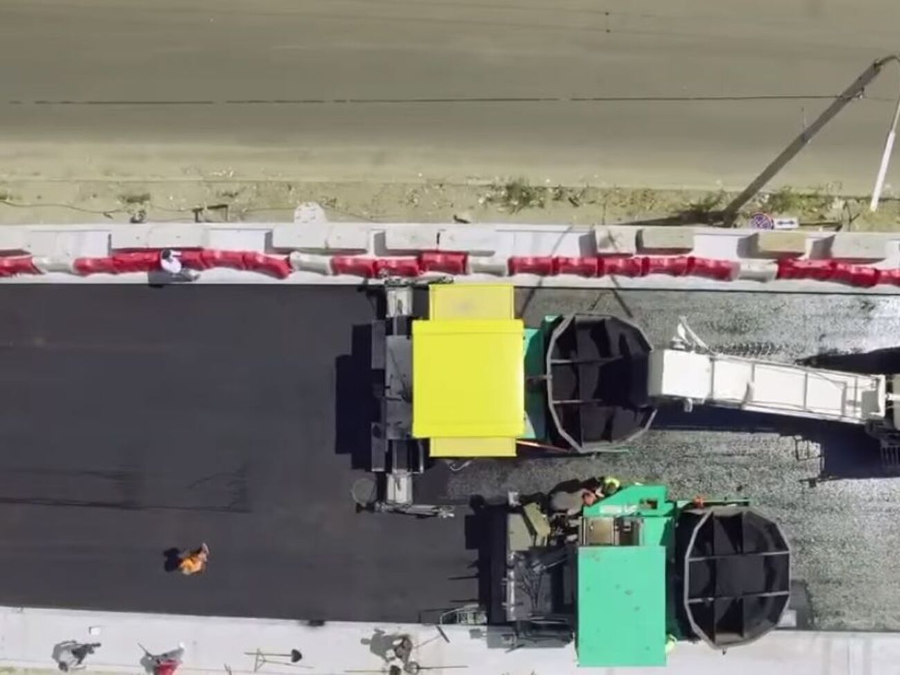 На мосту укладывают асфальт