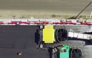 На мосту укладывают асфальт