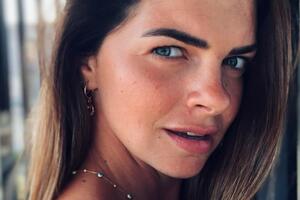 Карахан показала, як відпочиває в саду