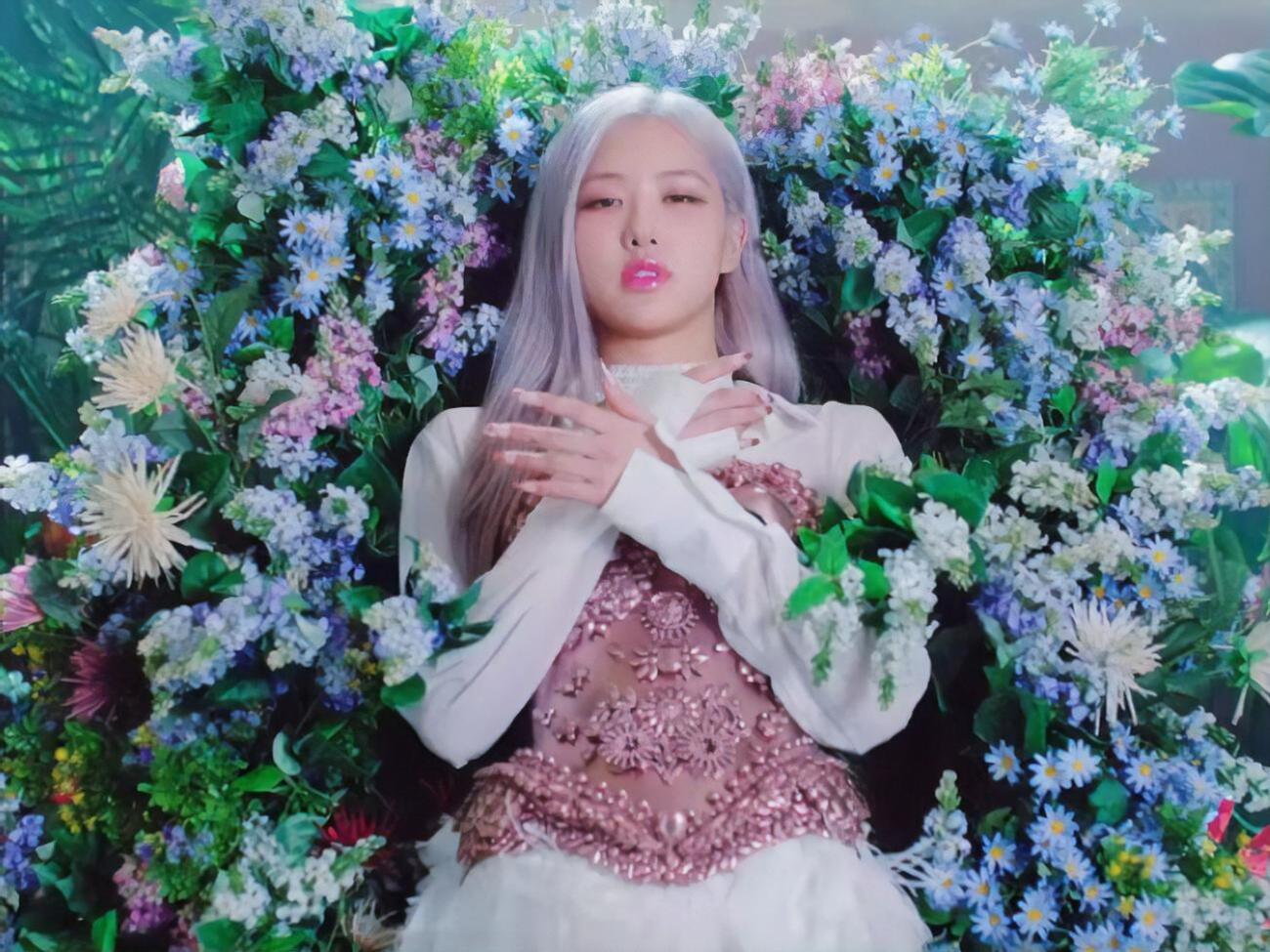 В ролике участницы группы BlackPink танцуют в ярких интерьерах, в отдельных эпизодах показана каждая солистка