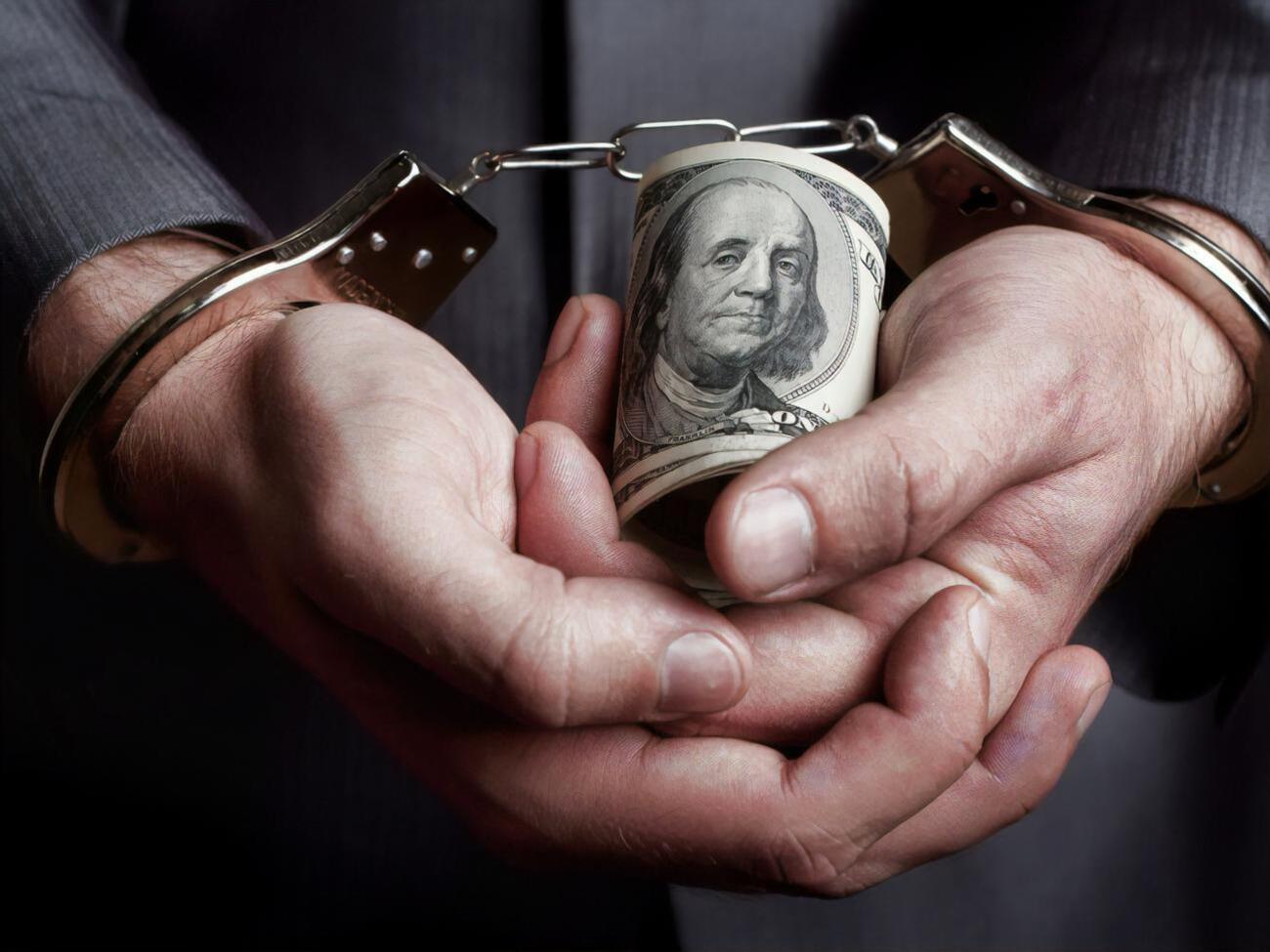 Мошенника задержали&nbsp;14 апреля во время передачи взятки в размере $25 тыс.