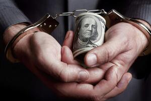 Шахрая затримали 14 квітня під час передавання хабаря в розмірі $25 тис.