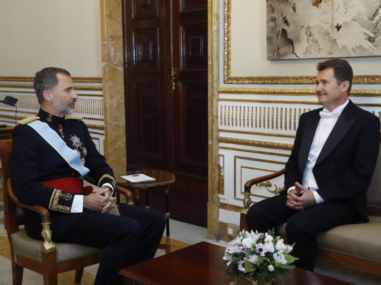 Щерба (справа) в 2016 году вручал верительные грамоты королю Фелипе