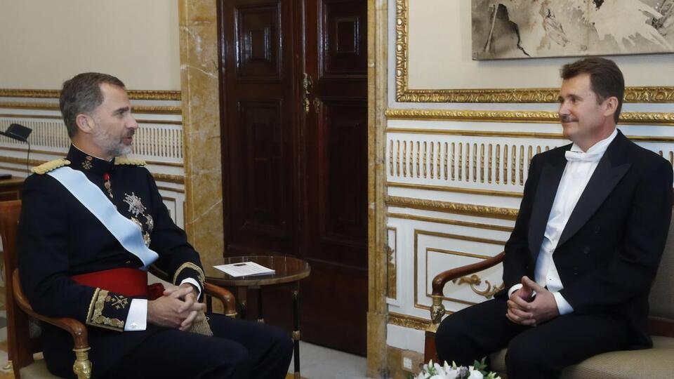 Щерба (справа) в 2016 году вручал верительные грамоты королю Фелипе