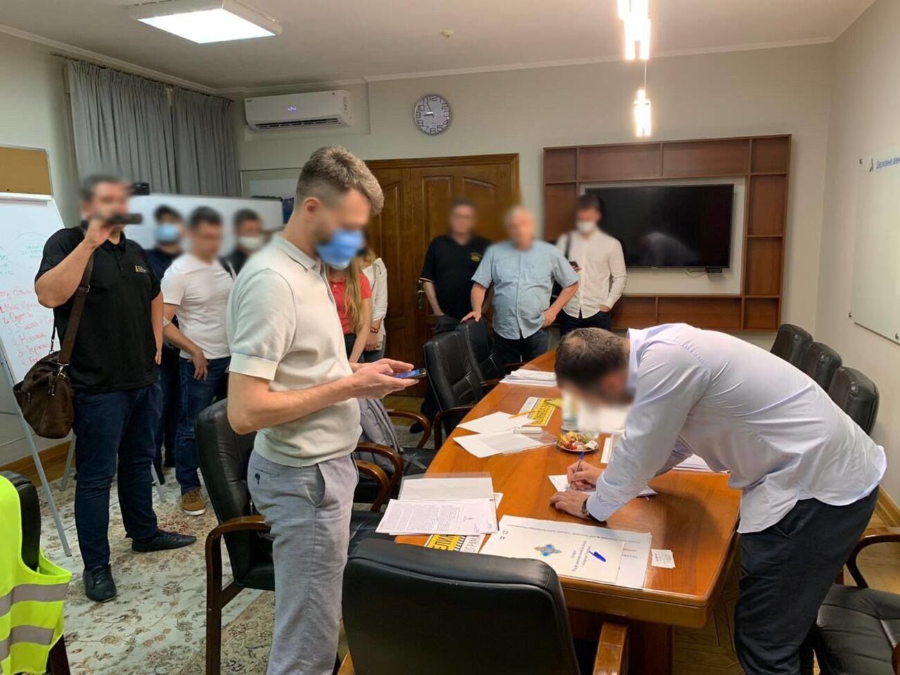 Украинские и польские правоохранители проводят следственные действия&nbsp;в офисах "Укравтодора", компаний&nbsp;&ndash; участниц тендеров, а также по месту жительства бывших должностных лиц ведомства&nbsp;