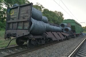 Із вагона вантажного поїзда висипалася катанка