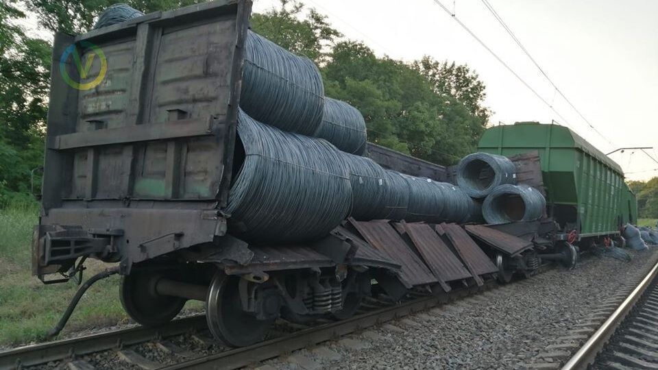 Із вагона вантажного поїзда висипалася катанка