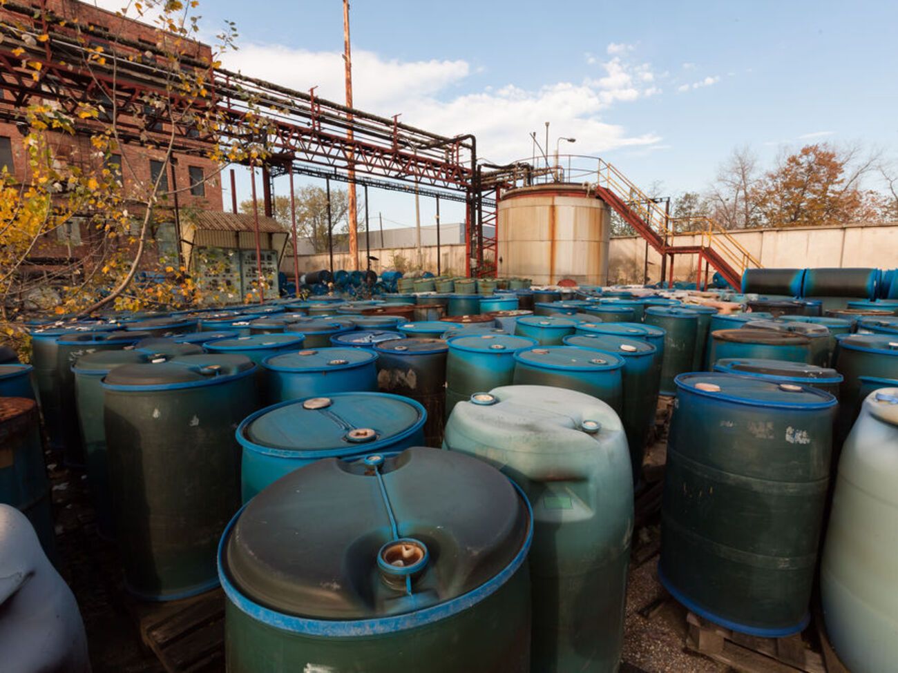 Низкие концентрации одоранта вызывают раздражение кожи и глаз, головную боль, тошноту, замедление дыхания