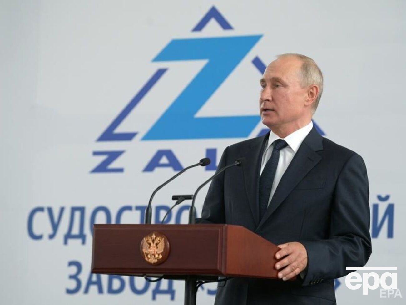 Владимир Путин выступал перед рабочими завода "Залив" в Керчи