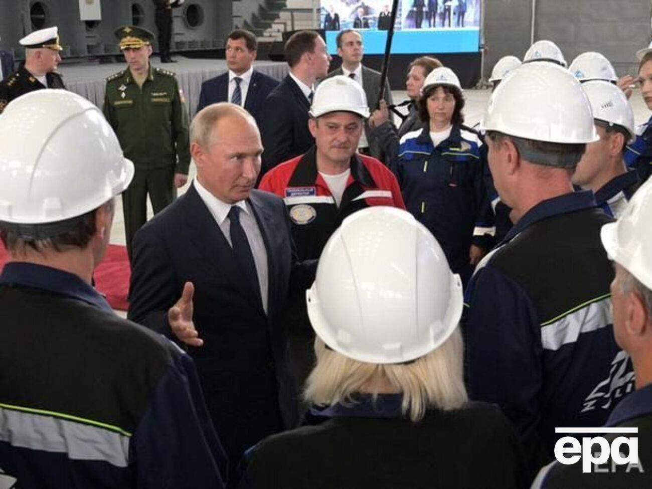 Путин заявил, что сам хотел пройтись вместе с "Бессмертным полком" в этом году