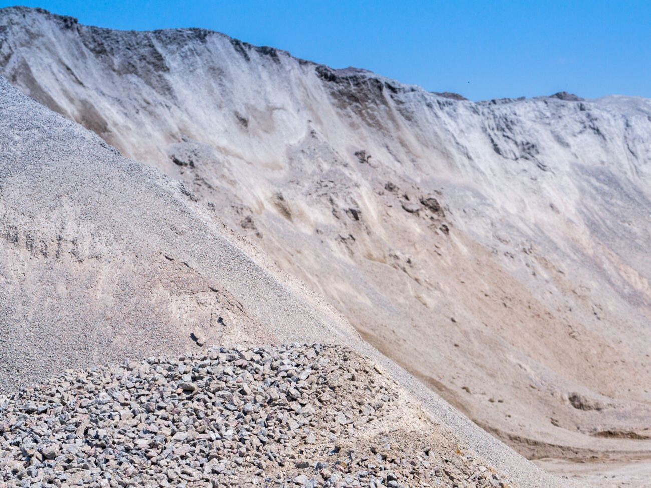 Жертв засыпало оползнем во время добычи песка