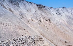 Жертв засыпало оползнем во время добычи песка