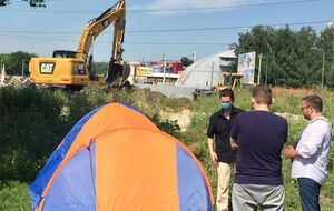 На территории торгового центра продолжается возведение баррикад, которые должны остановить строителей