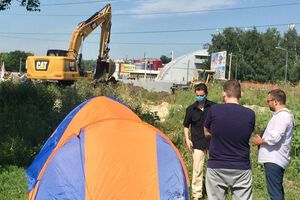 На территории торгового центра продолжается возведение баррикад, которые должны остановить строителей