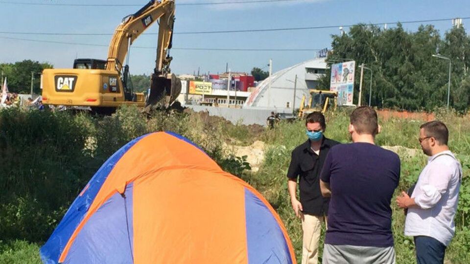 На території торговельного центру триває зведення барикад, які мають зупинити будівельників