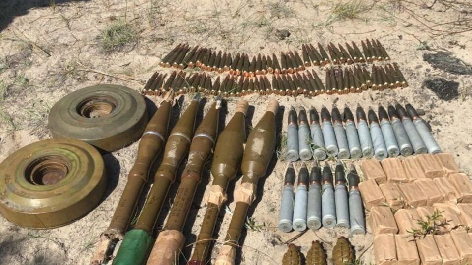 По данным СБУ, в тайнике, в частности, были две противотанковые мины ТМ-62 и 18 артиллерийских снарядов