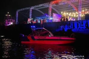 В ночь с 18-го на 19 июля полиция обнаружила переоборудованную под развлекательное заведение баржу