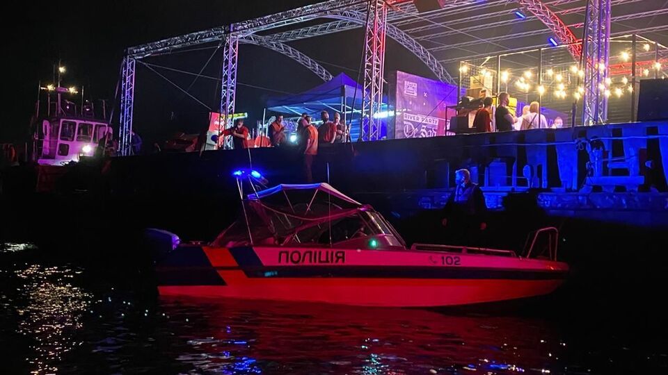В ночь с 18-го на 19 июля полиция обнаружила переоборудованную под развлекательное заведение баржу