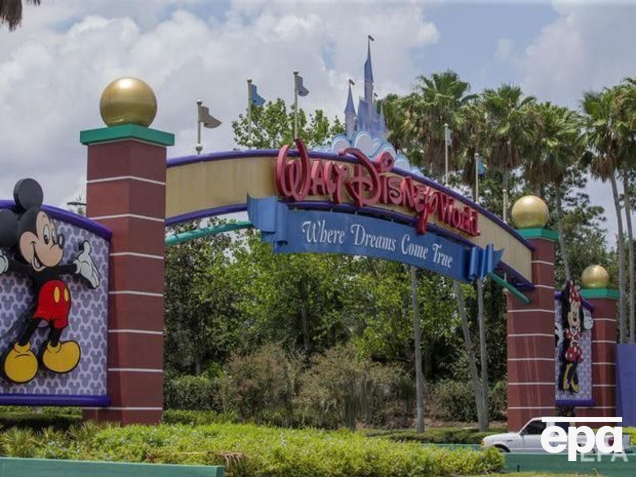 Walt Disney World – найбільший за площею і найбільш відвідуваний центр розваг у світі, покриває площу приблизно 100 км²