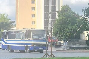 Захоплення заручників у Луцьку. Озброєний чоловік утримує в автобусі приблизно 20 осіб. Фоторепортаж