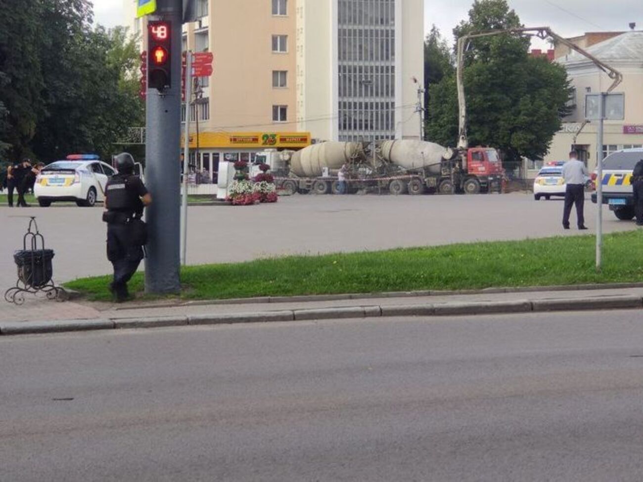 Полиция ведет переговоры с мужчиной, захватившим автобус