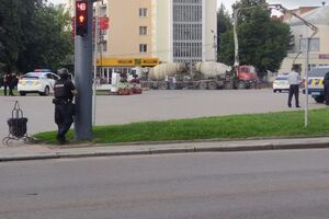 Полиция ведет переговоры с мужчиной, захватившим автобус
