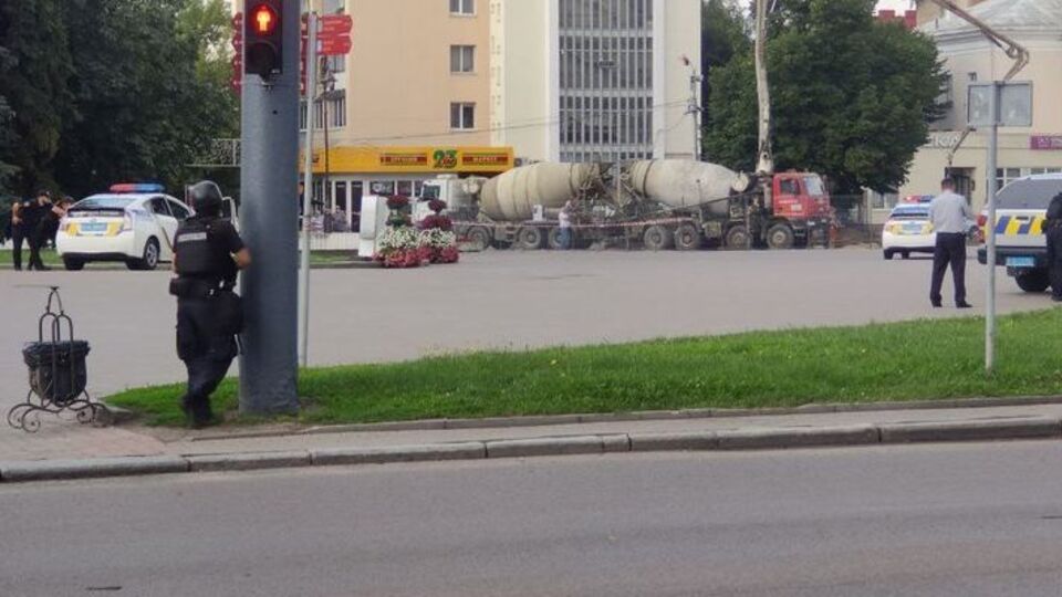Поліція веде перемовини з чоловіком, який захопив автобус