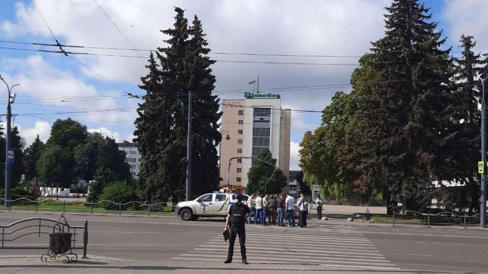 Правоохранители проводят операцию по освобождению заложников