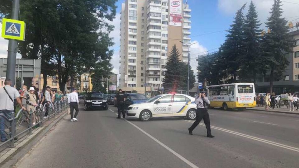 В полиции говорят, что злоумышленник дважды стрелял в правоохранителей и бросил гранату