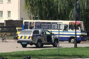 Утром 21 июля неизвестный в центре Луцка захватил автобус, в котором находится около 20 заложников