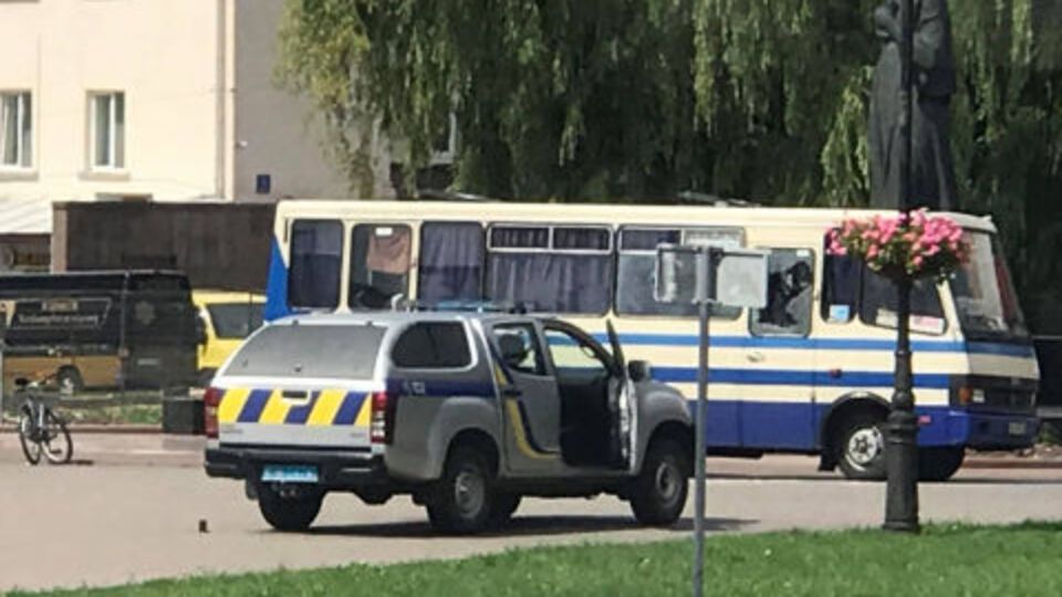 Утром 21 июля неизвестный в центре Луцка захватил автобус, в котором находится около 20 заложников