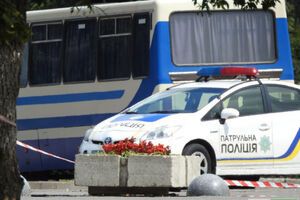 Террорист стреляет из окна рейсового автобуса "Берестечко-Красниловка"