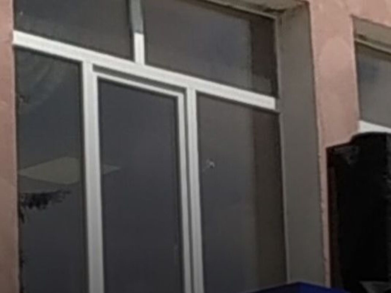 На втором этаже пробитое окно