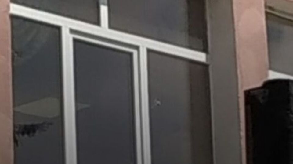 На втором этаже пробитое окно