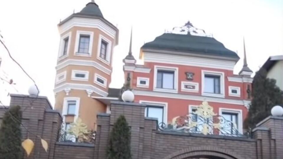 Дом Хановича расположен в элитном поселке в Донецке