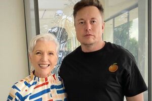 72-річна Мей Маск зі своїм старшим сином, 49-річним Ілоном Маском