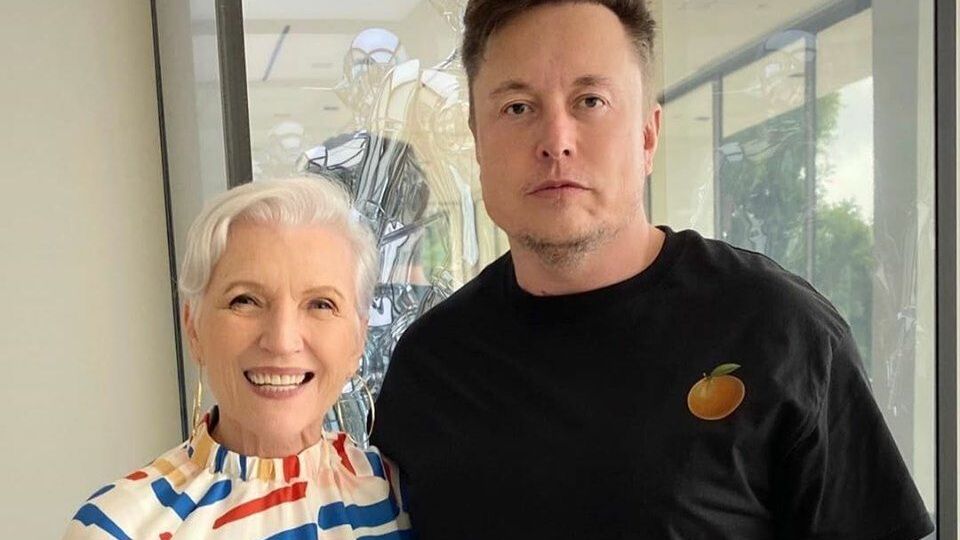 72-річна Мей Маск зі своїм старшим сином, 49-річним Ілоном Маском