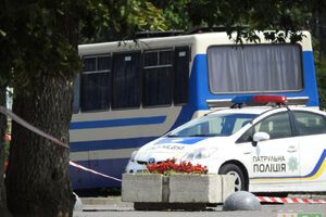 Утром 21 июля Максим Кривош в центре Луцка захватил автобус, в котором находится около 20 заложников
