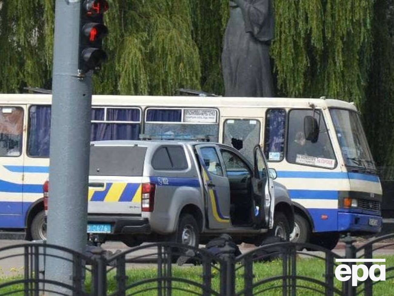 В автобус мужчина зашел последним