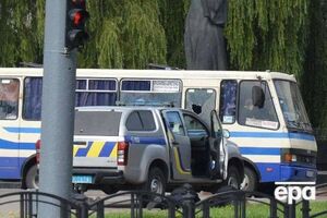 В автобус мужчина зашел последним