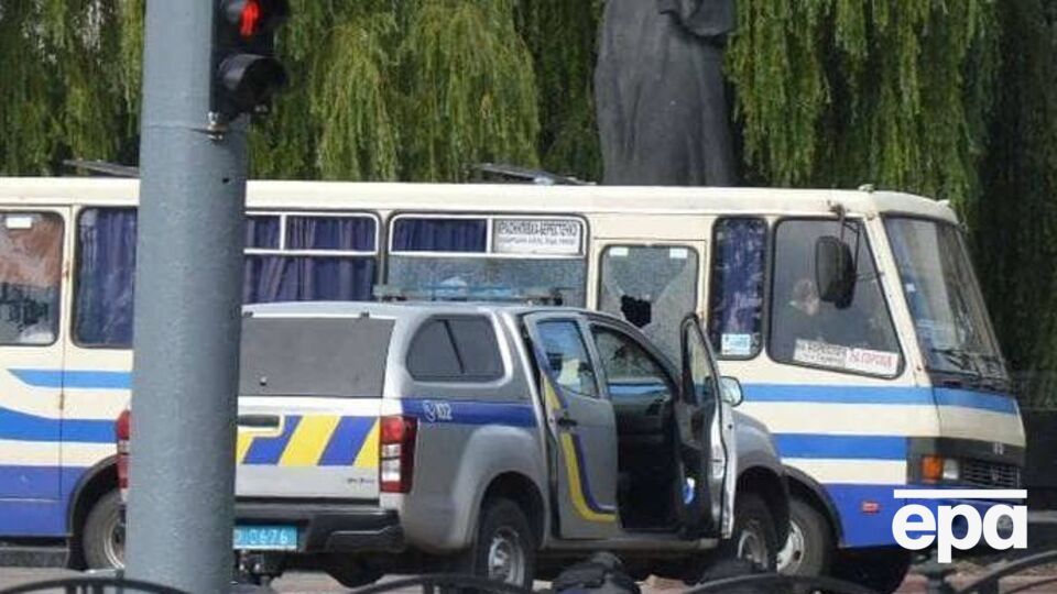 В автобус мужчина зашел последним